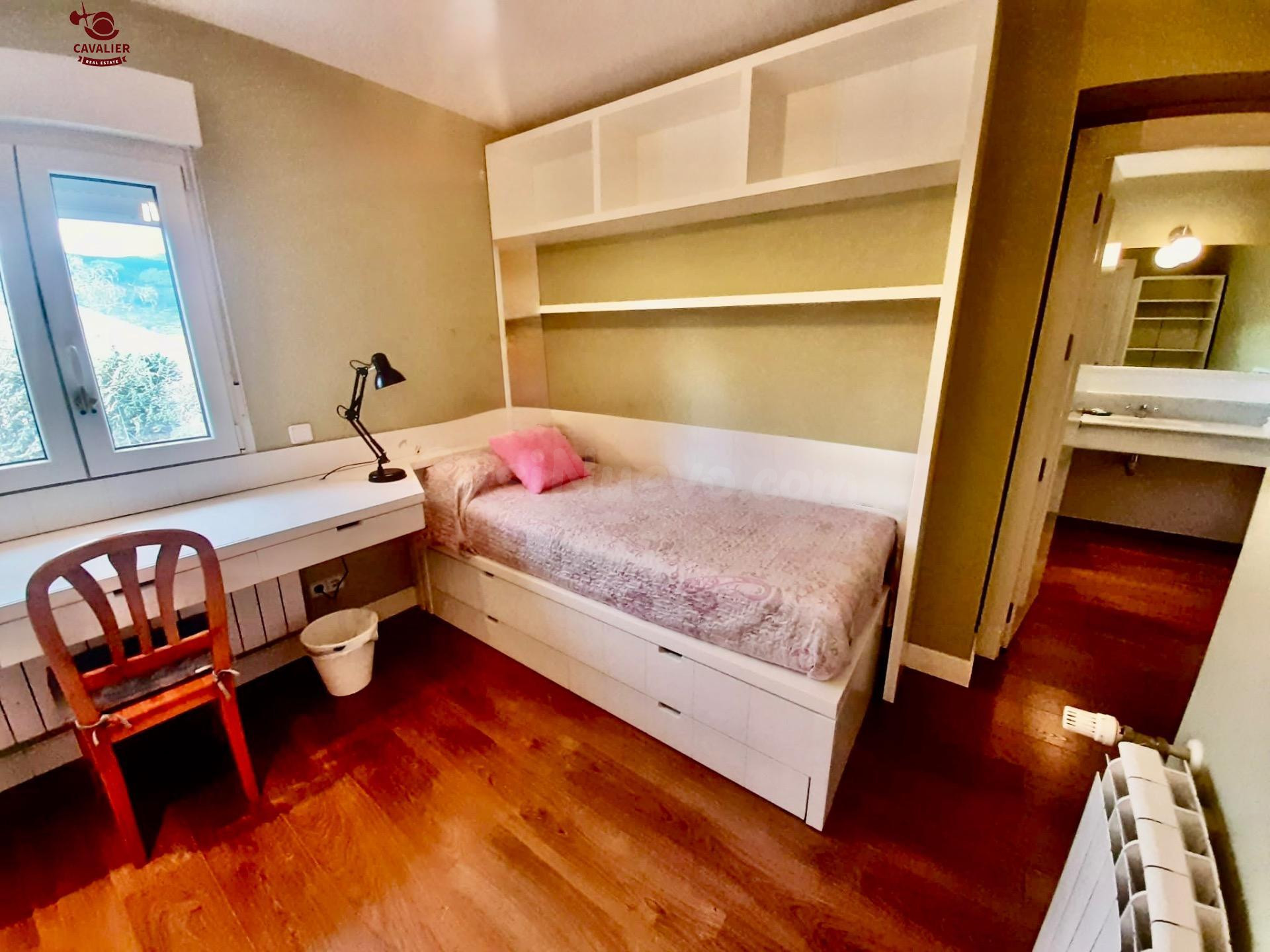 Habitación con baño y uso de cocina en chalet independiente 
