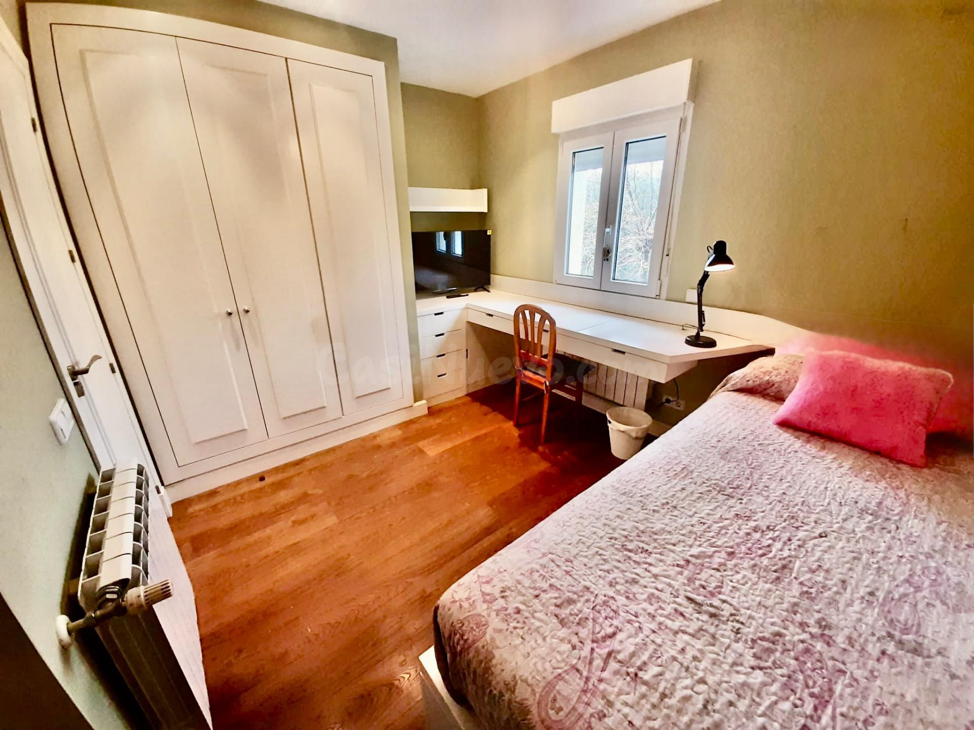 Habitación con baño y uso de cocina en chalet independiente  - foto 2