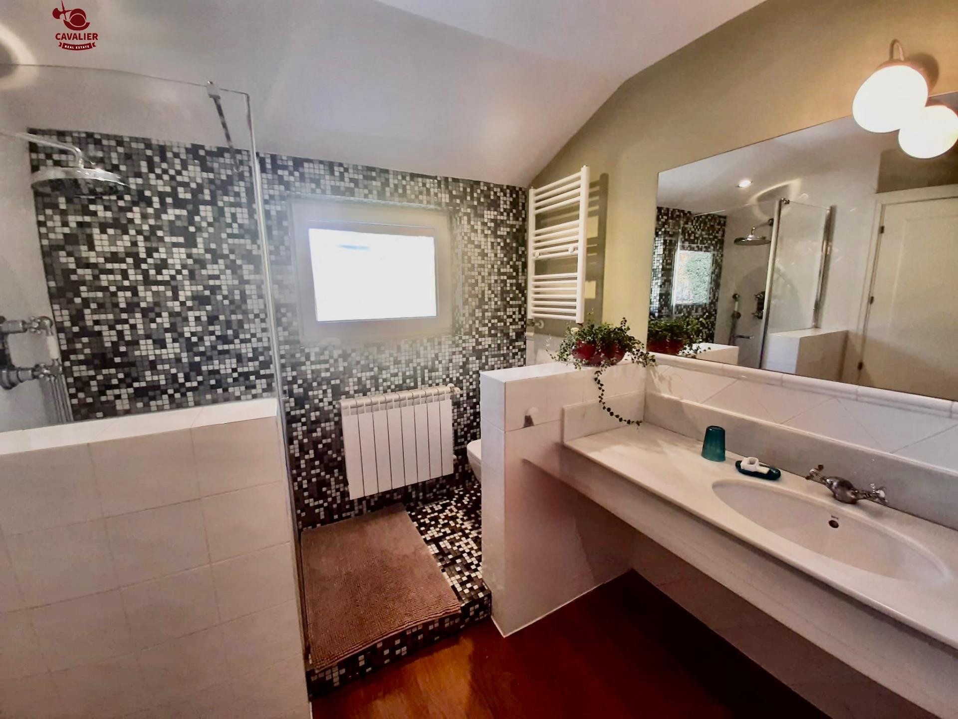 Habitación con baño y uso de cocina en chalet independiente  - foto 4