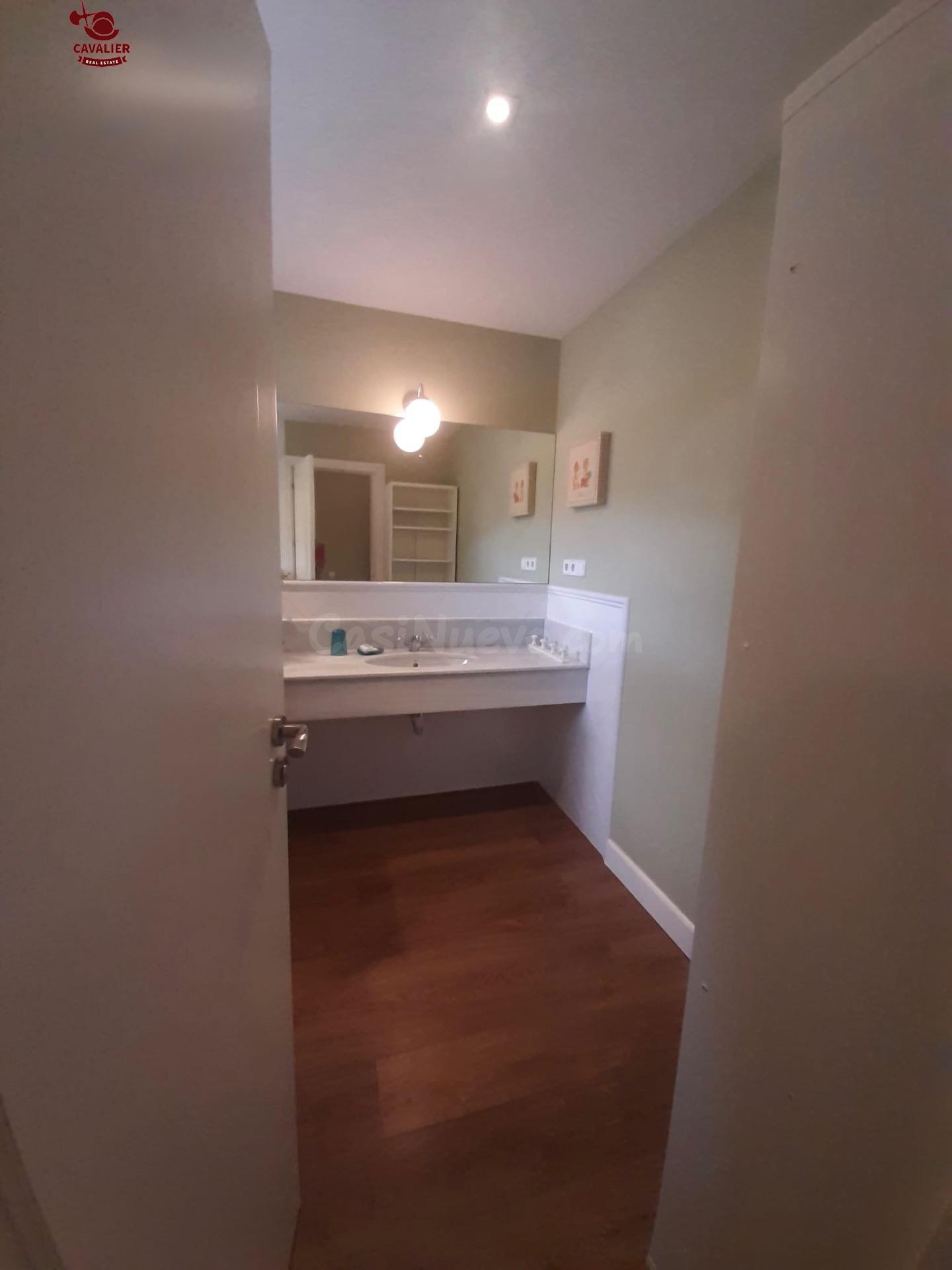 Habitación con baño y uso de cocina en chalet independiente  - foto 5