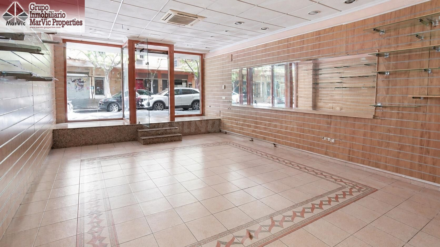 Amplio Local Comercial en Avenida Beniarda, Benidorm