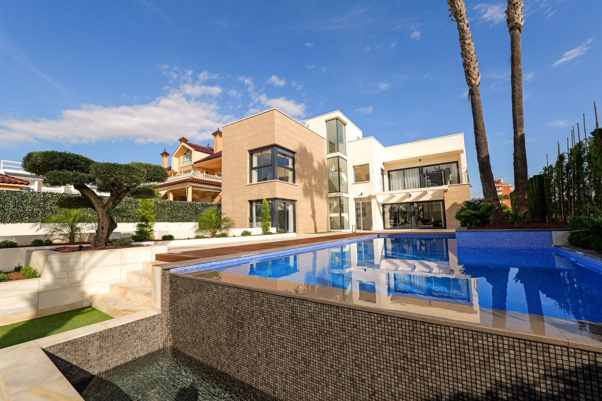 Espectacular Villa 3 Dormitorios y 3 Baños con piscina a men