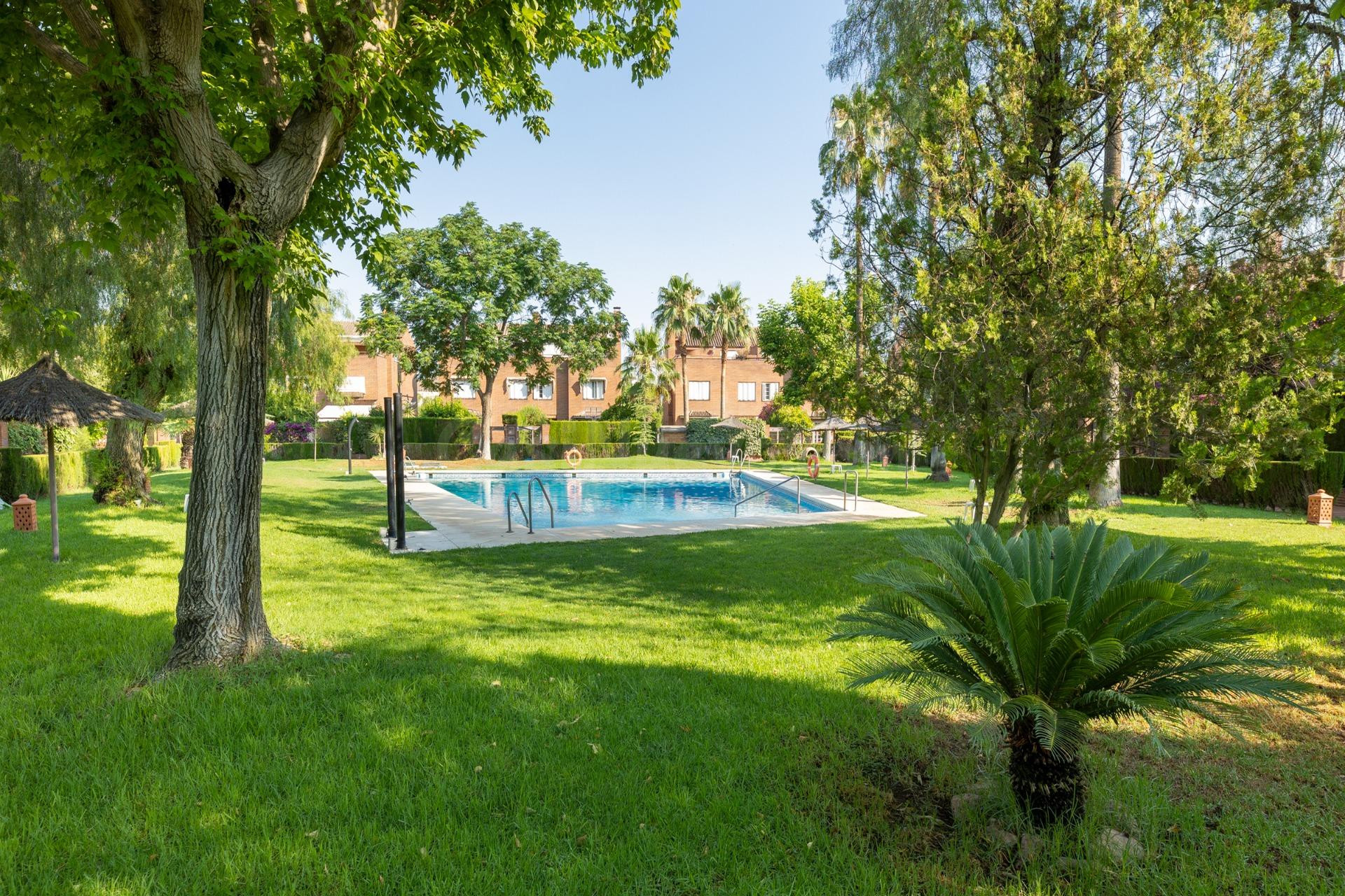 CHALET ADOSADO EN ZONA LA CALETA