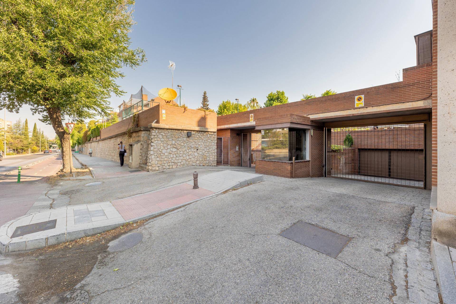 CHALET ADOSADO EN ZONA LA CALETA - foto 2