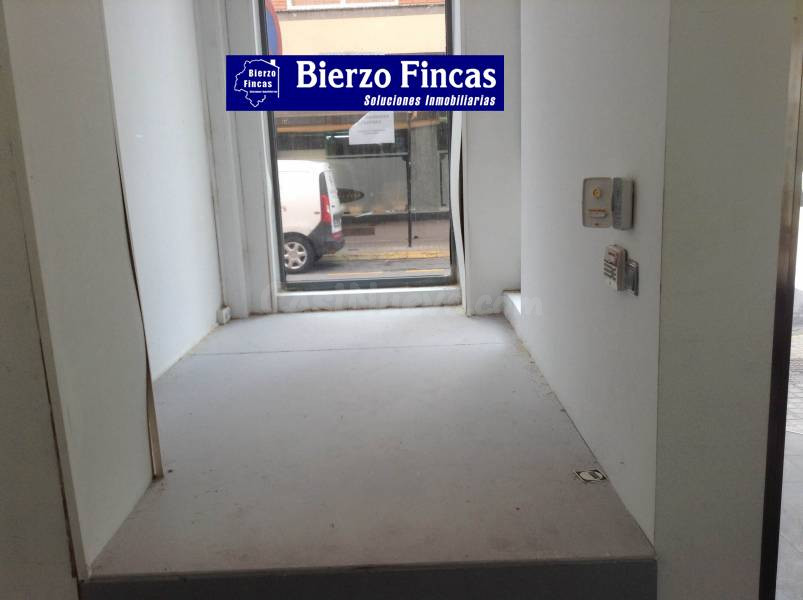 SE ALQUILA LOCAL COMERCIAL EN EL CENTRO DE PONFERRADA - foto 2