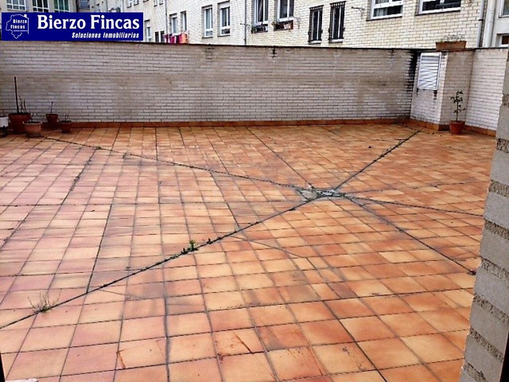 SE VENDE PISO CON GRAN TERRAZA EN EL CENTRO DE PONFERRADA - foto 4