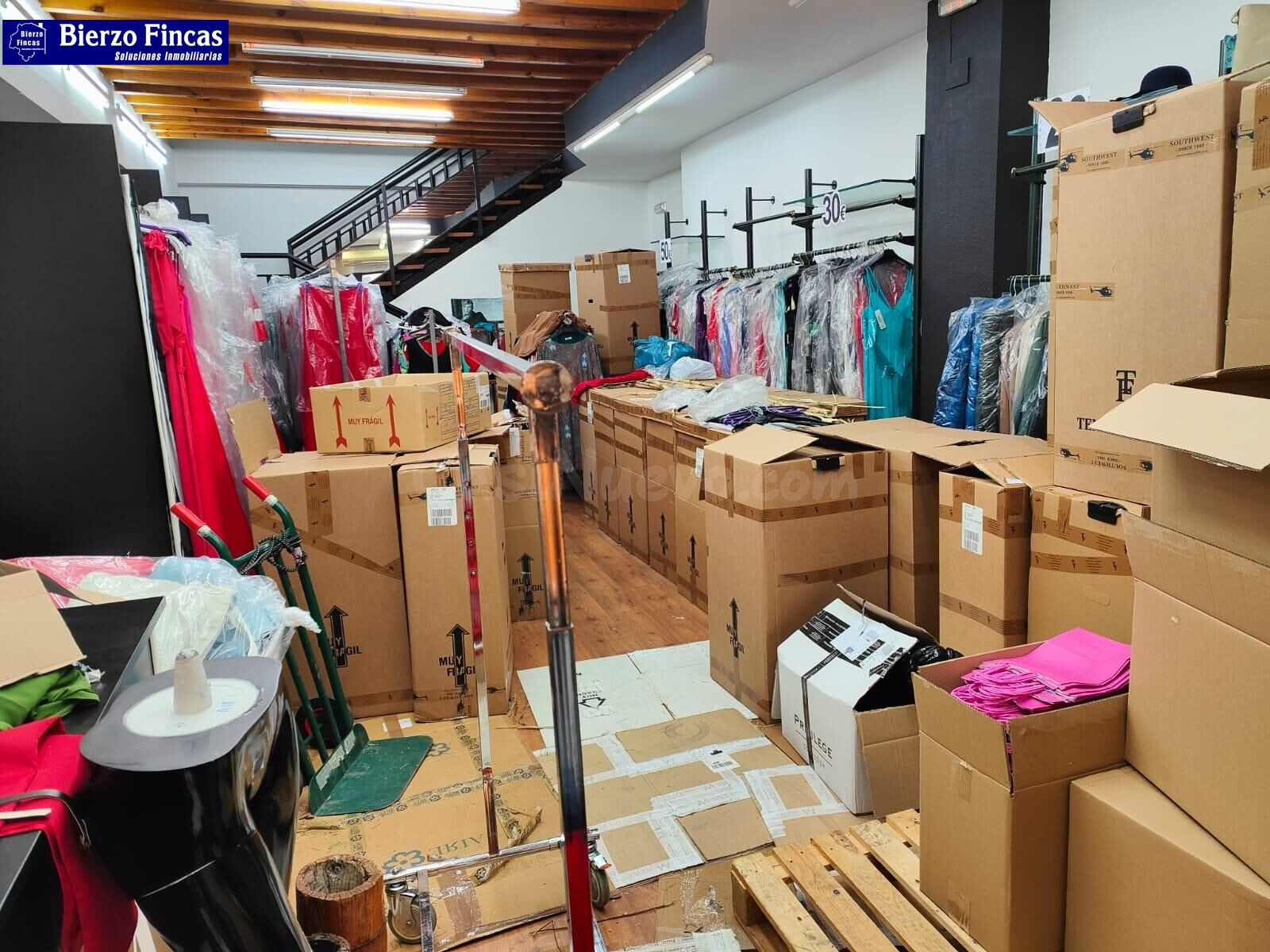 ✨ SE ALQUILA LOCAL COMERCIAL EN PLENO CENTRO DE PONFERRADA ✨ - foto 2