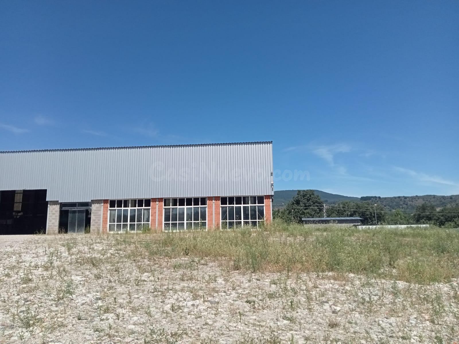 SE VENDE NAVE CON 8.000 M2 DE TERRENO