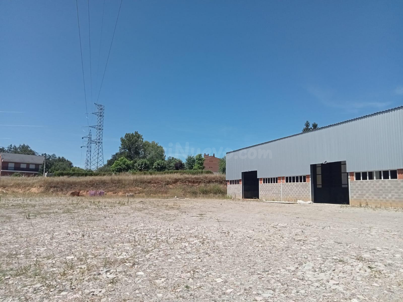SE VENDE NAVE CON 8.000 M2 DE TERRENO - foto 2