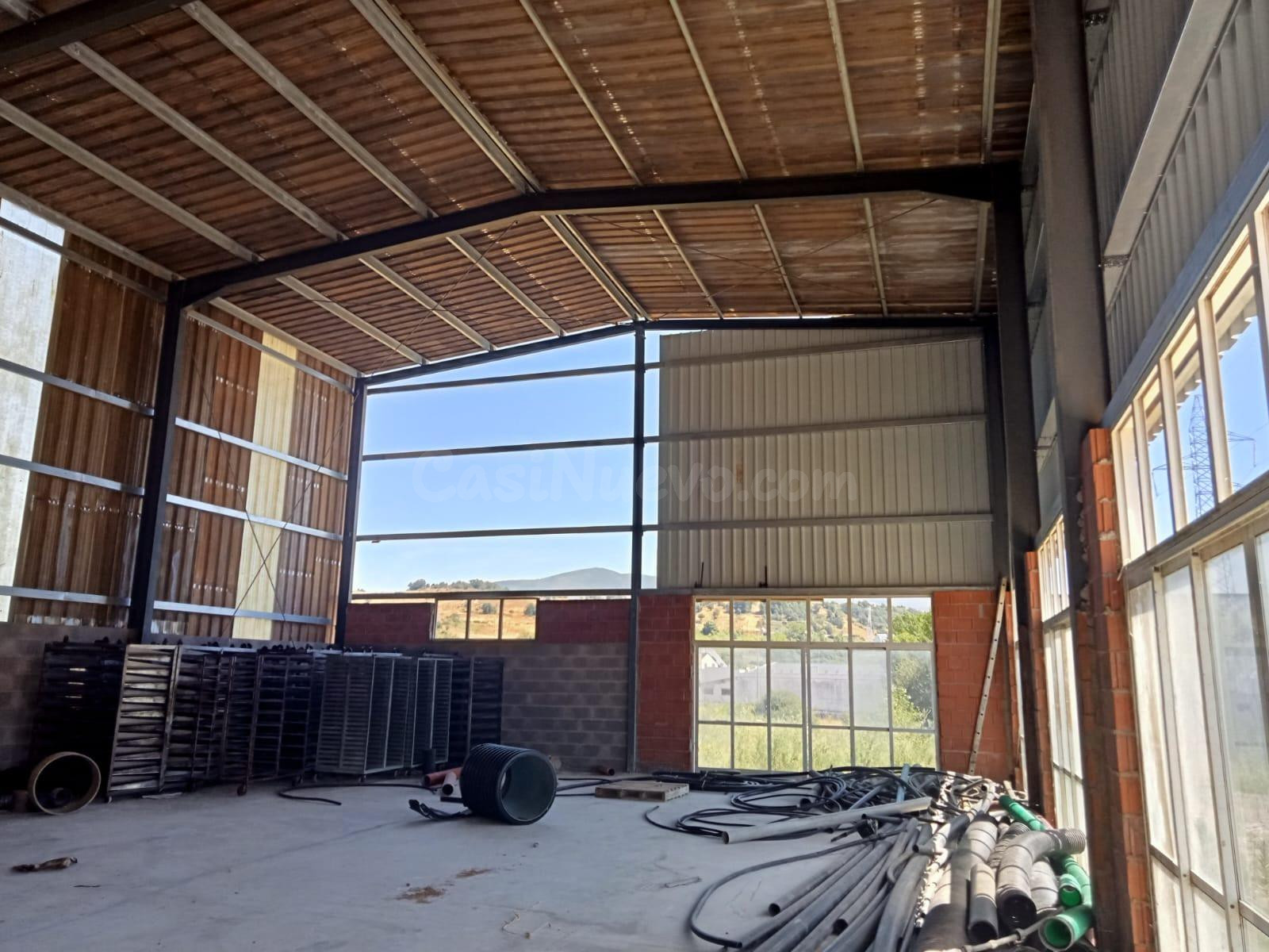 SE VENDE NAVE CON 8.000 M2 DE TERRENO - foto 3