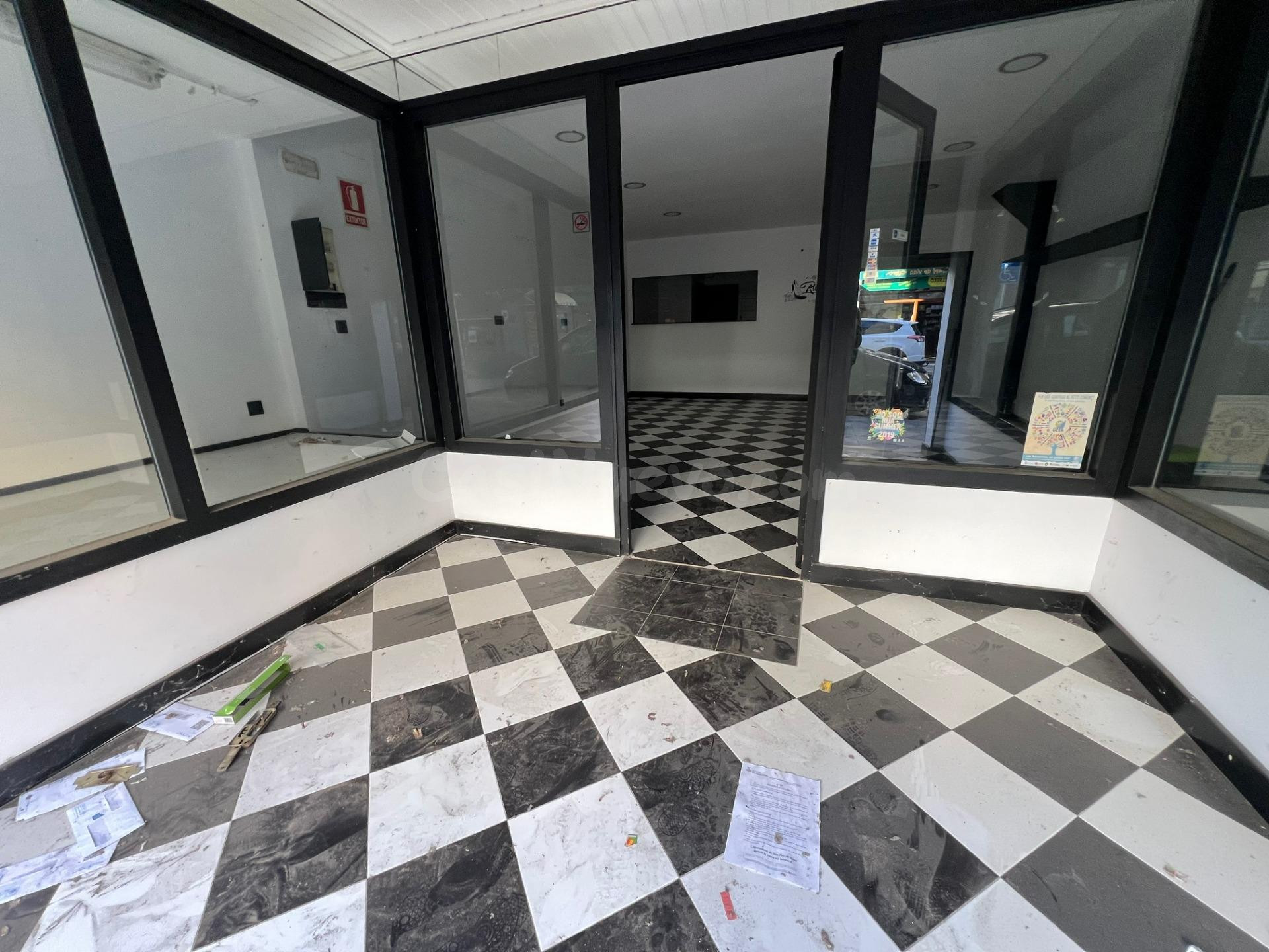 Atención  local en planta baja en Venta en zona comercial - foto 2