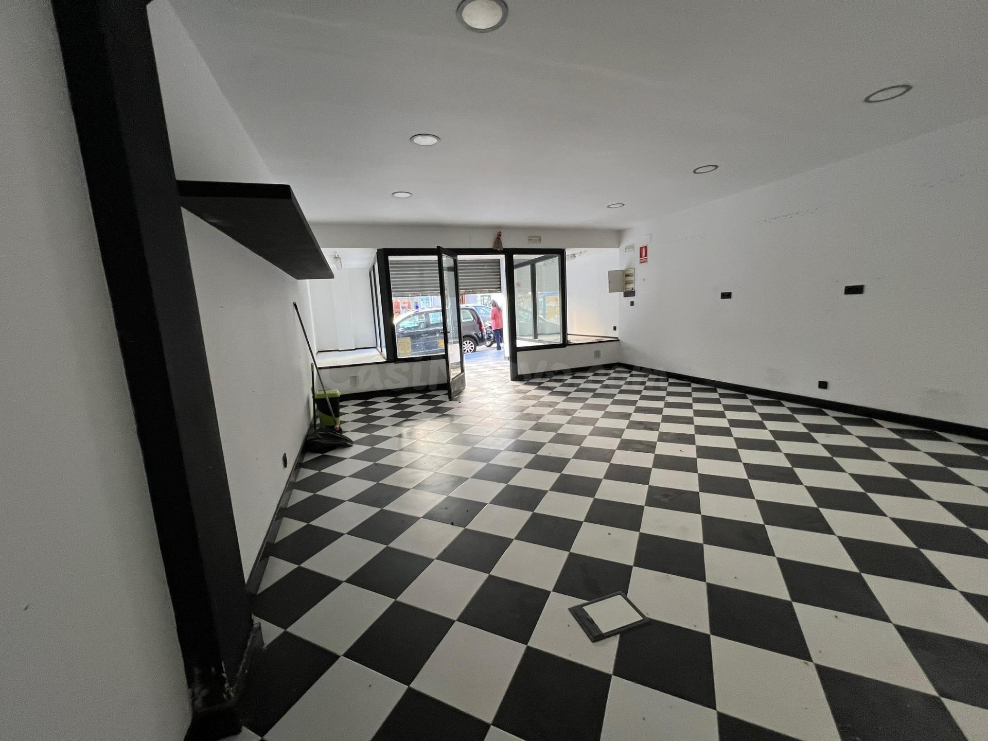 Atención  local en planta baja en Venta en zona comercial - foto 3