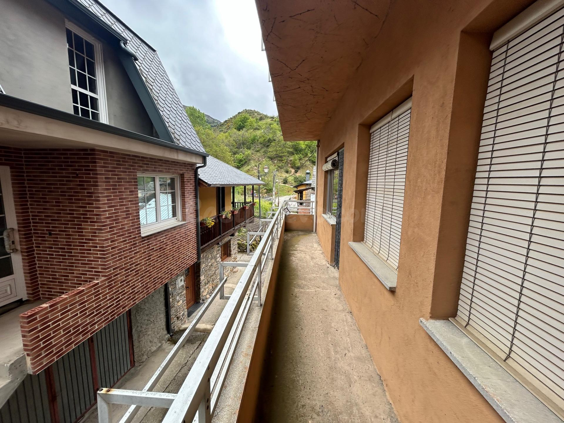 SE VENDE CASA EN VILLANUEVA DE VALDUEZA - foto 2