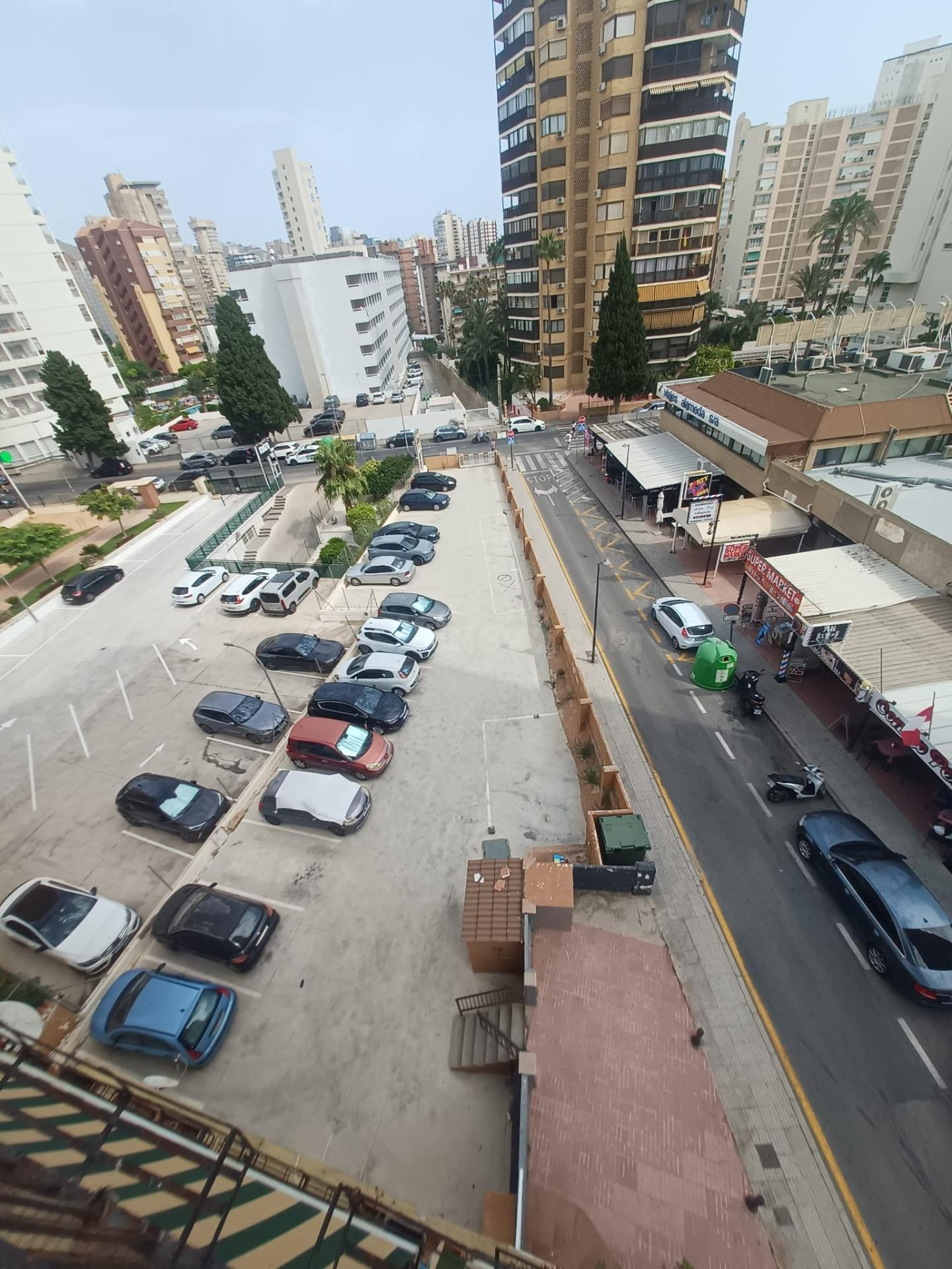 Amplio Apartamento en Benidorm con Terraza y Parking