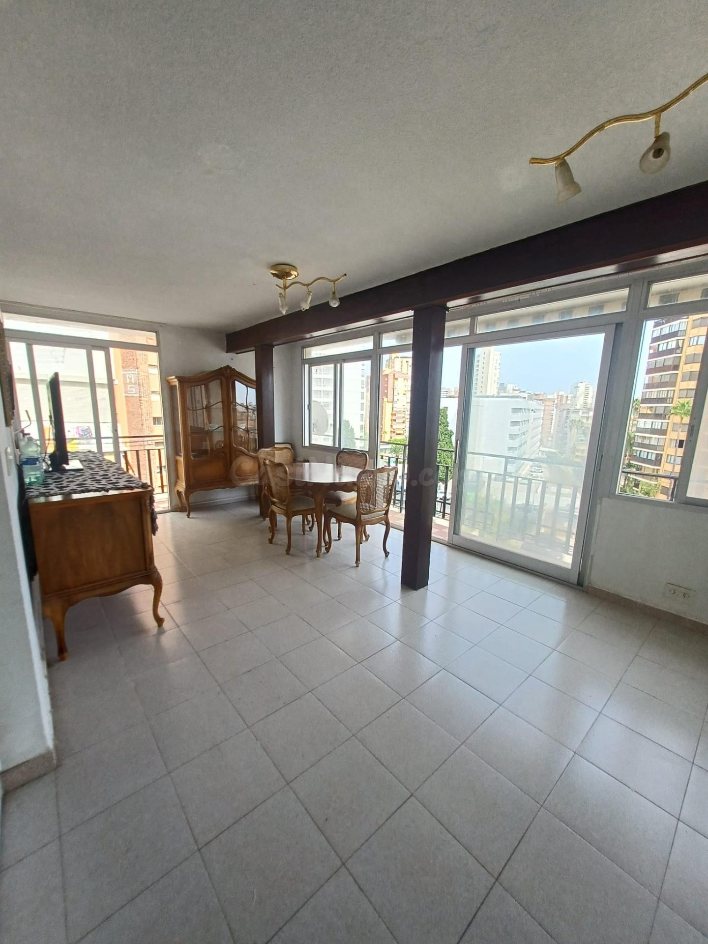 Amplio Apartamento en Benidorm con Terraza y Parking - foto 2