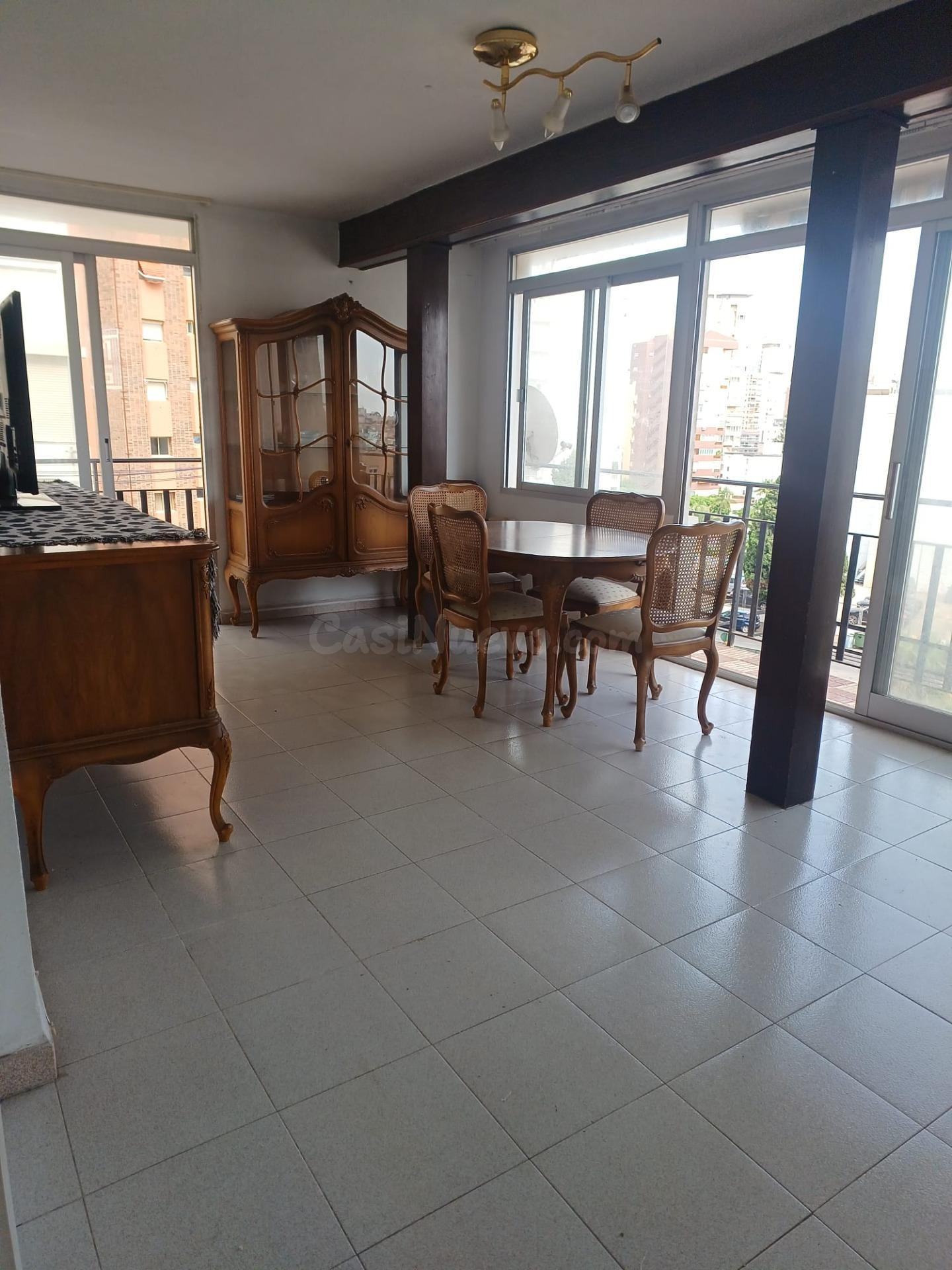 Amplio Apartamento en Benidorm con Terraza y Parking - foto 3