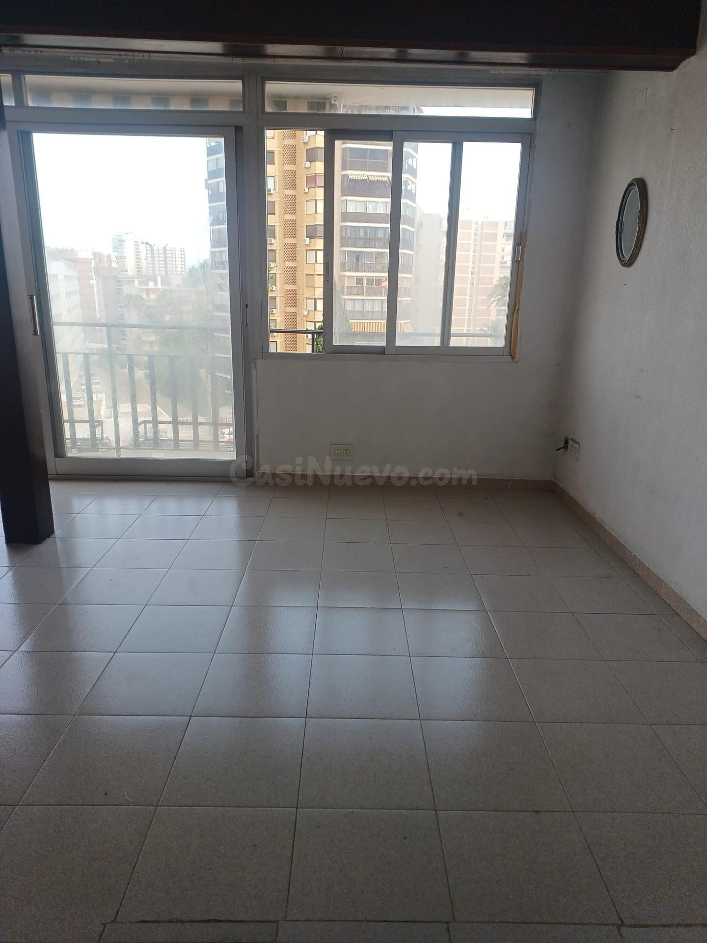 Amplio Apartamento en Benidorm con Terraza y Parking - foto 4
