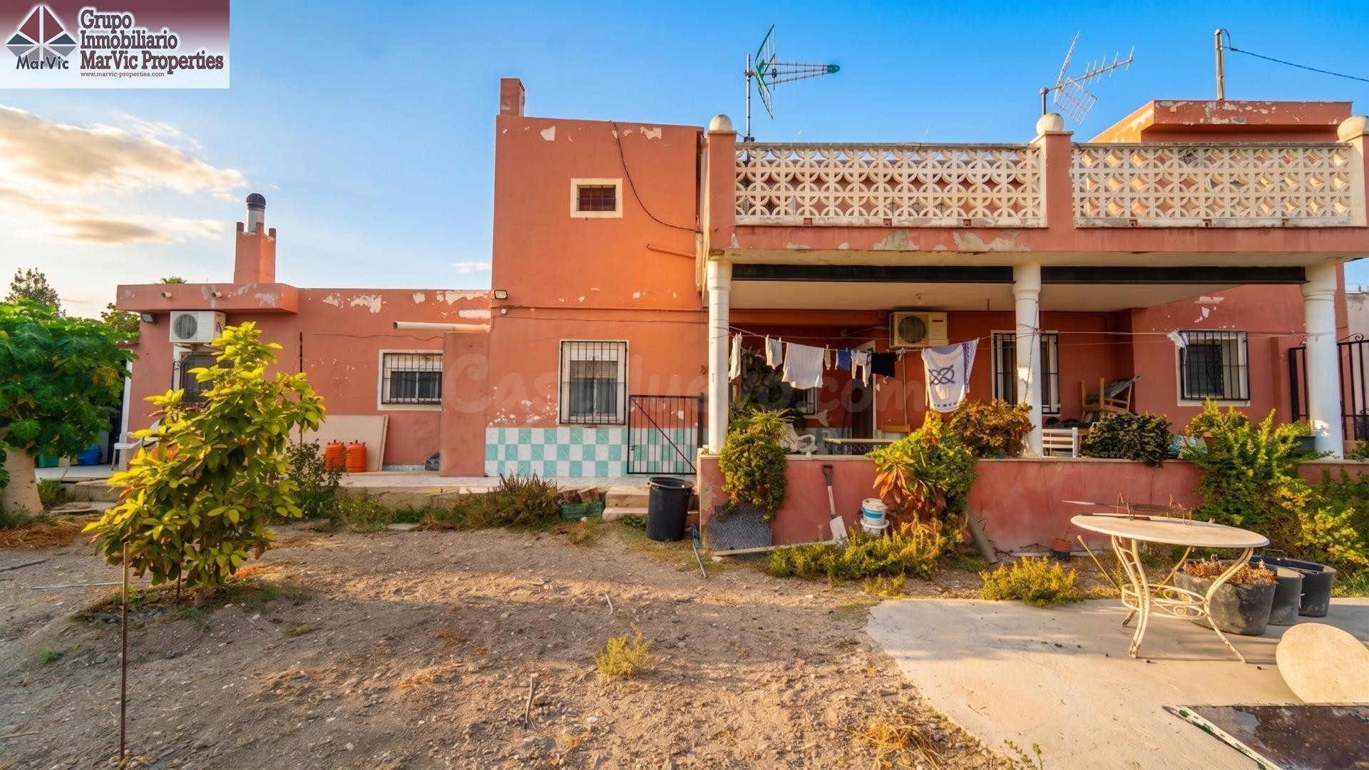 Encantadora Casa con Terreno en Villajoyosa - Ideal para Inv