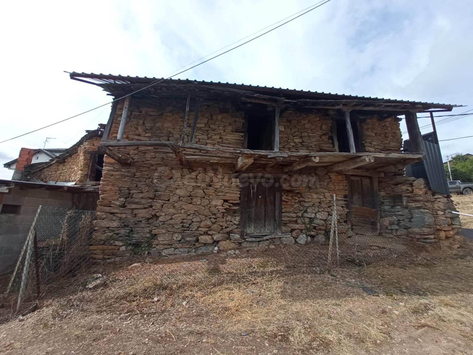 SE VENDE FINCA URBANA CON EDIFICACIONES DE PIEDRA EN OTERO