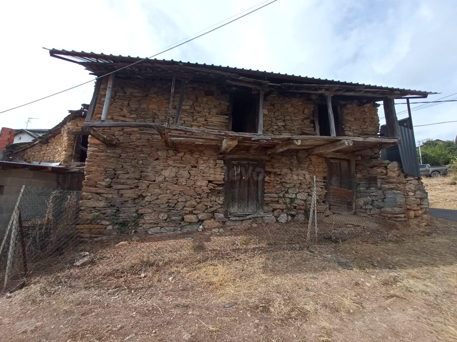 SE VENDE FINCA URBANA CON EDIFICACIONES DE PIEDRA EN OTERO - foto 2