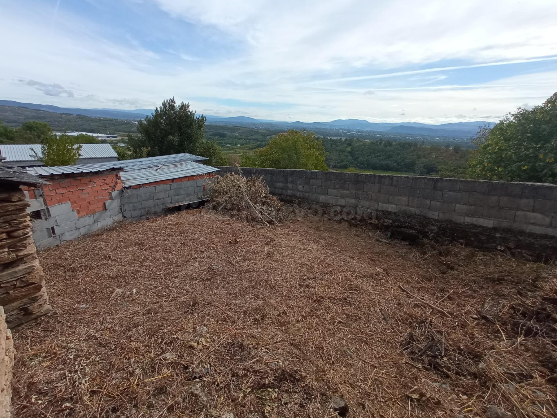 SE VENDE FINCA URBANA CON EDIFICACIONES DE PIEDRA EN OTERO - foto 3