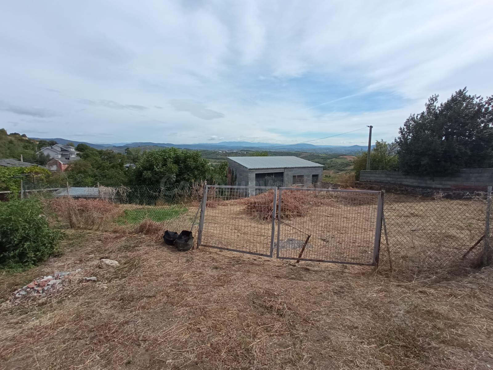 SE VENDE FINCA URBANA CON EDIFICACIONES DE PIEDRA EN OTERO - foto 4