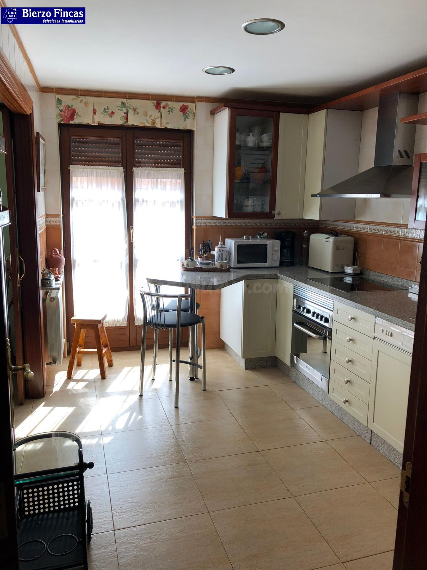 SE VENDE UNIFAMILIAR EN MANSILLA DE LAS MULAS - foto 2