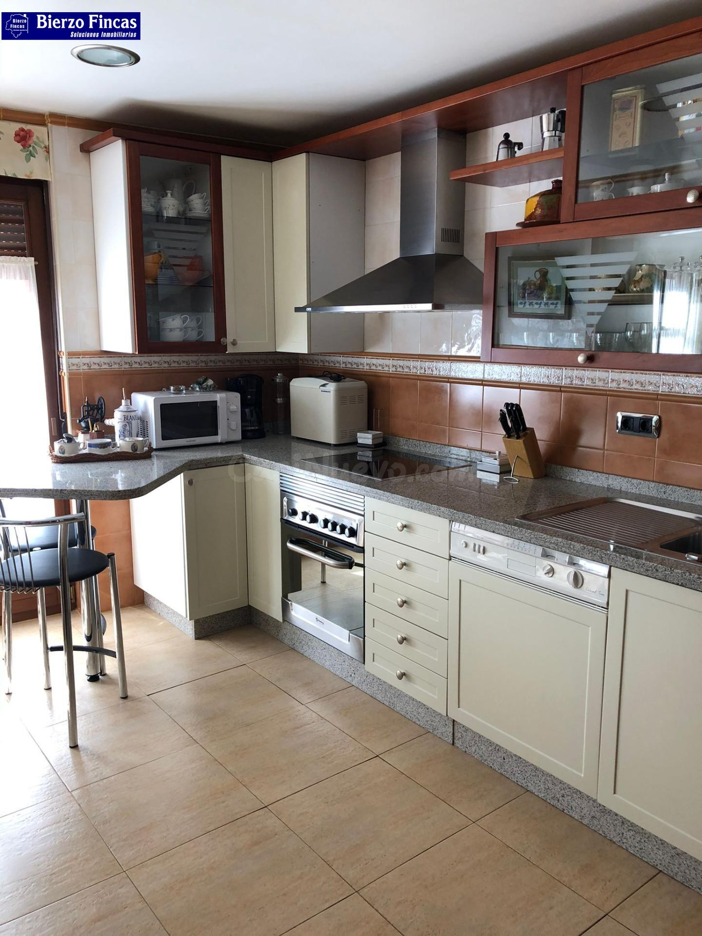 SE VENDE UNIFAMILIAR EN MANSILLA DE LAS MULAS - foto 4
