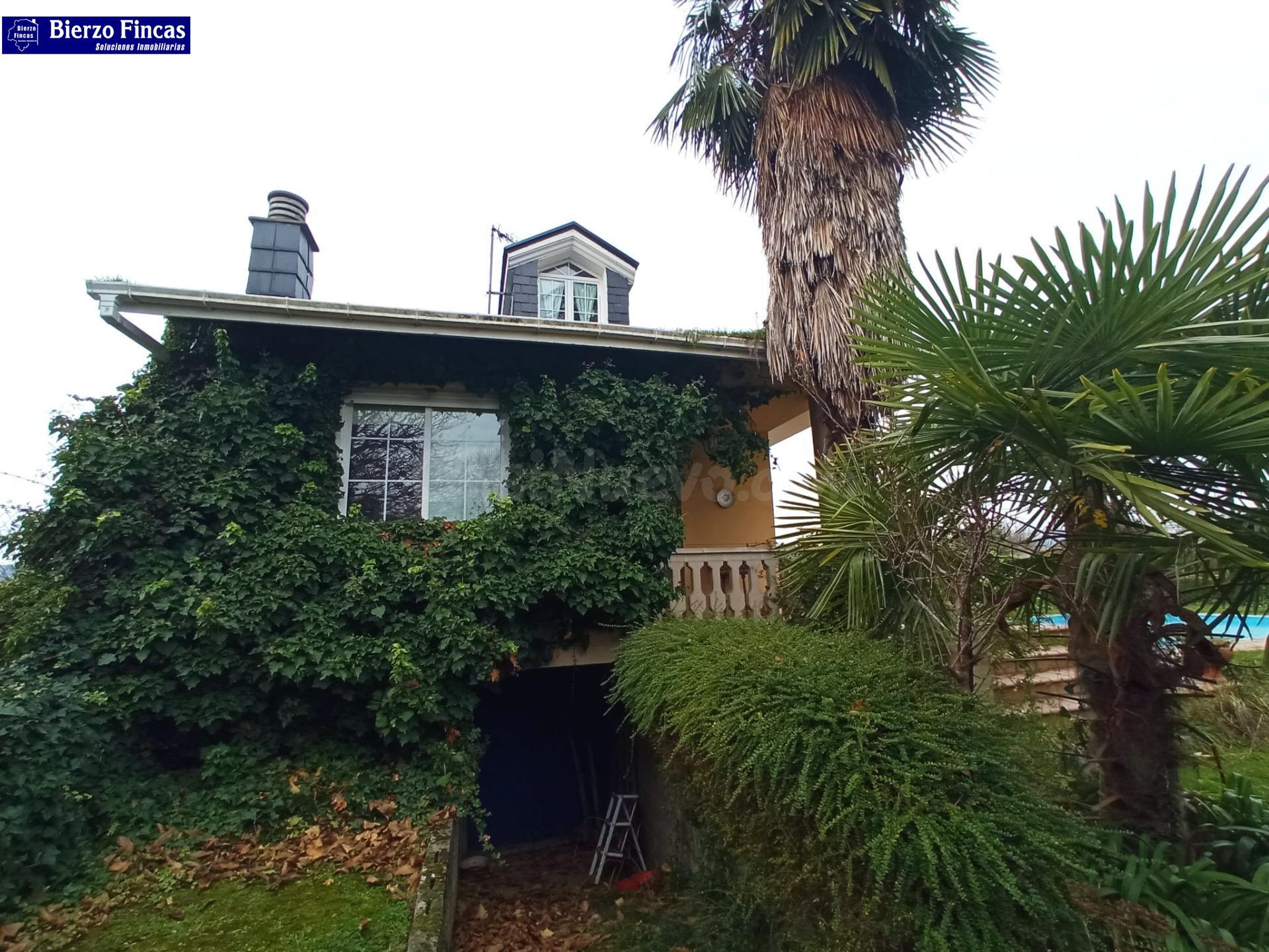 CASA EN CARRACEDELO CON AMPLIO TERRENO