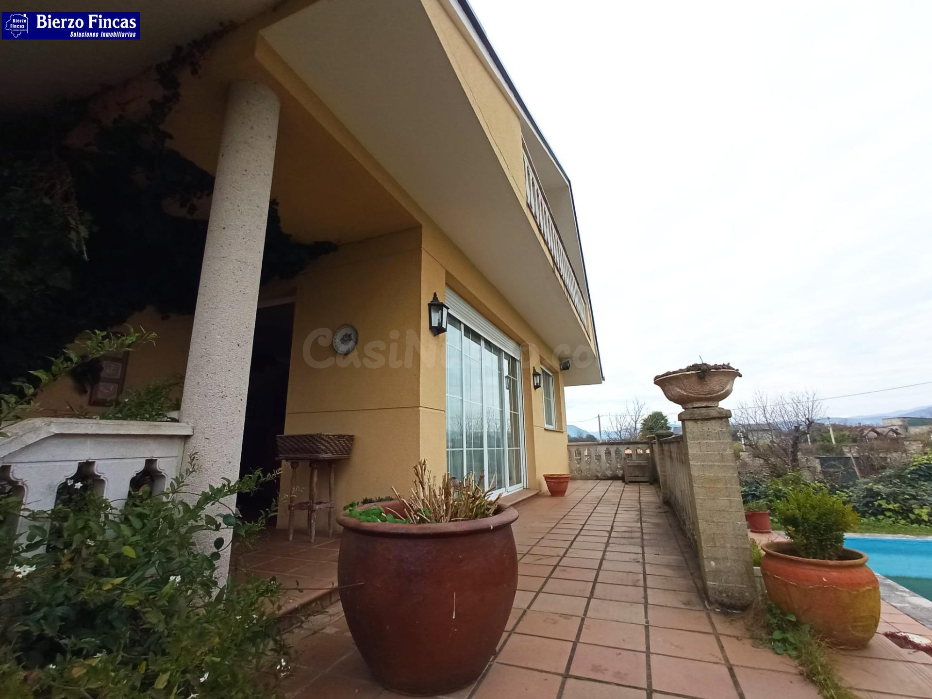 CASA EN CARRACEDELO CON AMPLIO TERRENO - foto 2