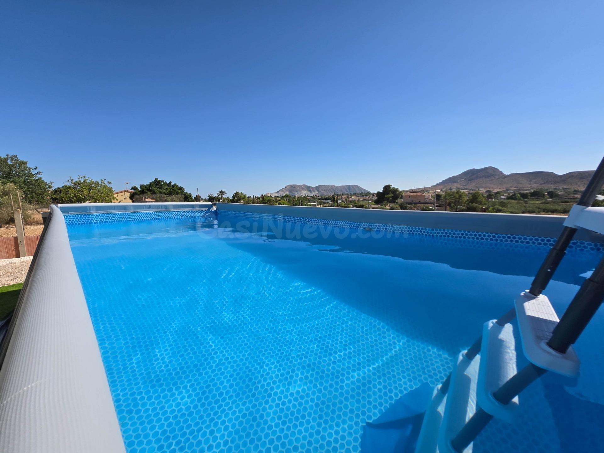 ¡Disfruta de la Costa Blanca en Este Encantador Chalet!