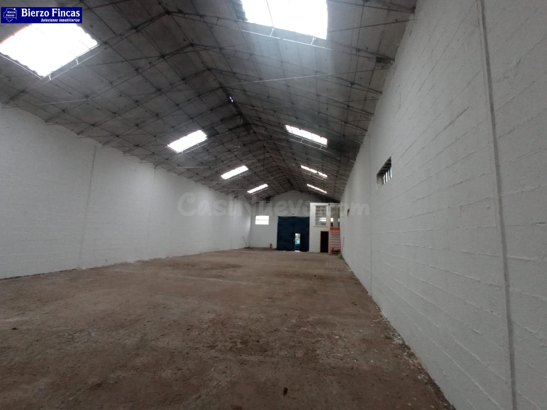 SE VENDE NAVE A DOS MINUTOS DE BRICODEPOT LEON