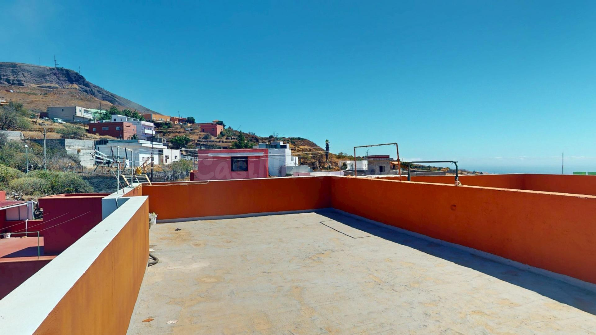 Vivienda amplia con garaje privado y azotea en El Tablero