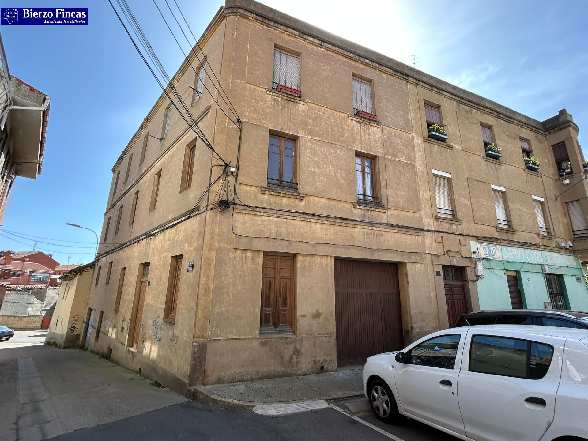 SE VENDEN CINCO PISOS Y DOS BAJOS PARA REFORMAR EN ASTORGA