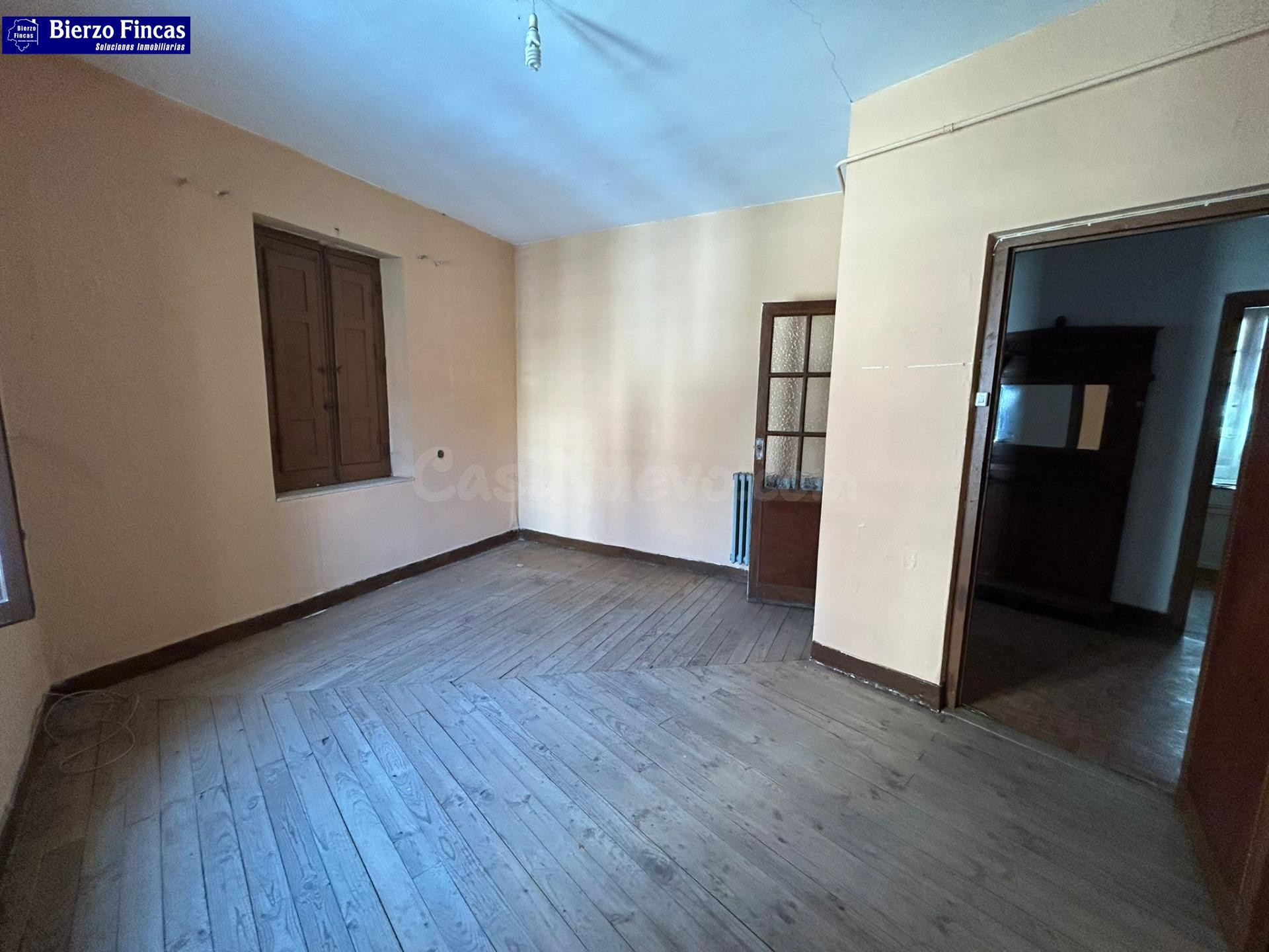 SE VENDEN CINCO PISOS Y DOS BAJOS PARA REFORMAR EN ASTORGA - foto 2