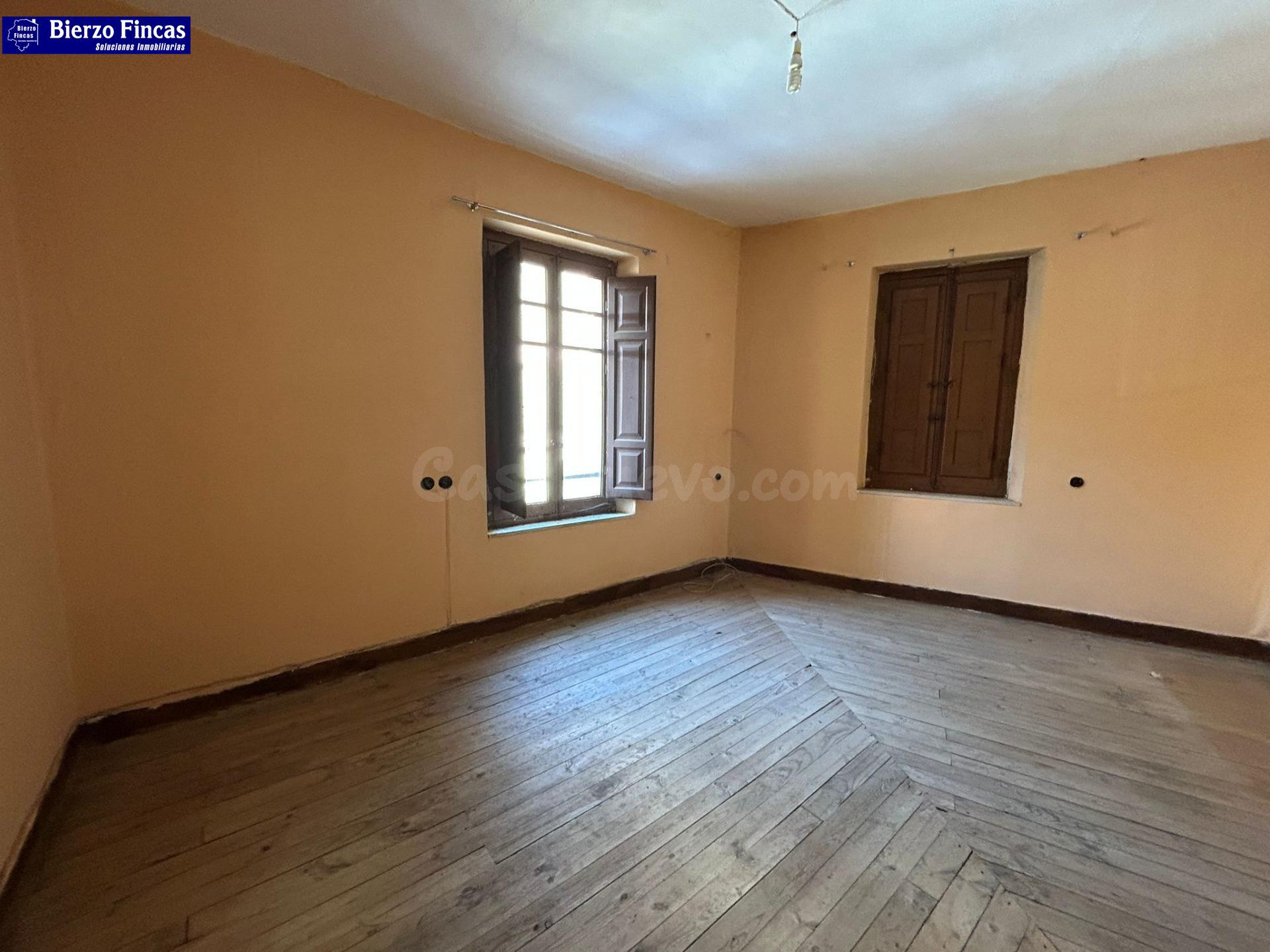 SE VENDEN CINCO PISOS Y DOS BAJOS PARA REFORMAR EN ASTORGA - foto 3
