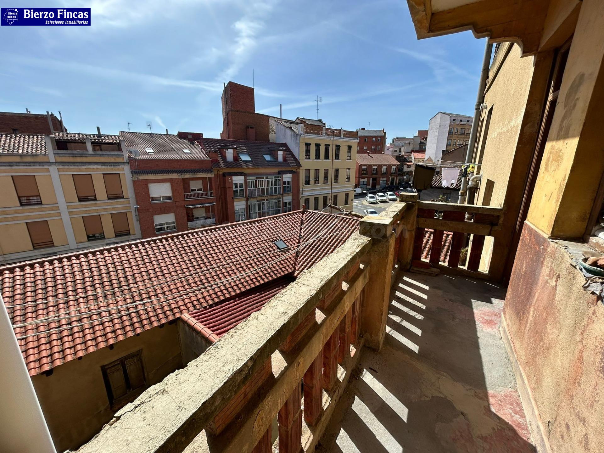 SE VENDEN CINCO PISOS Y DOS BAJOS PARA REFORMAR EN ASTORGA - foto 4