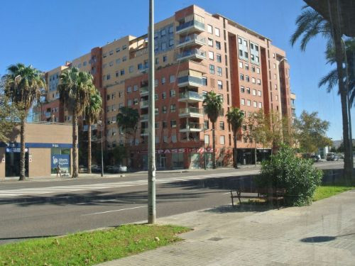 Local esquinero en Campanar