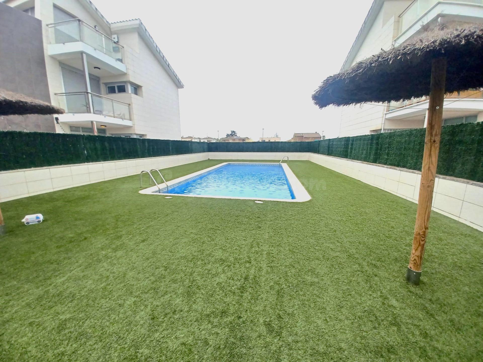 Amplio chalet adosado con piscina comunitaria en Cambrils - foto 2