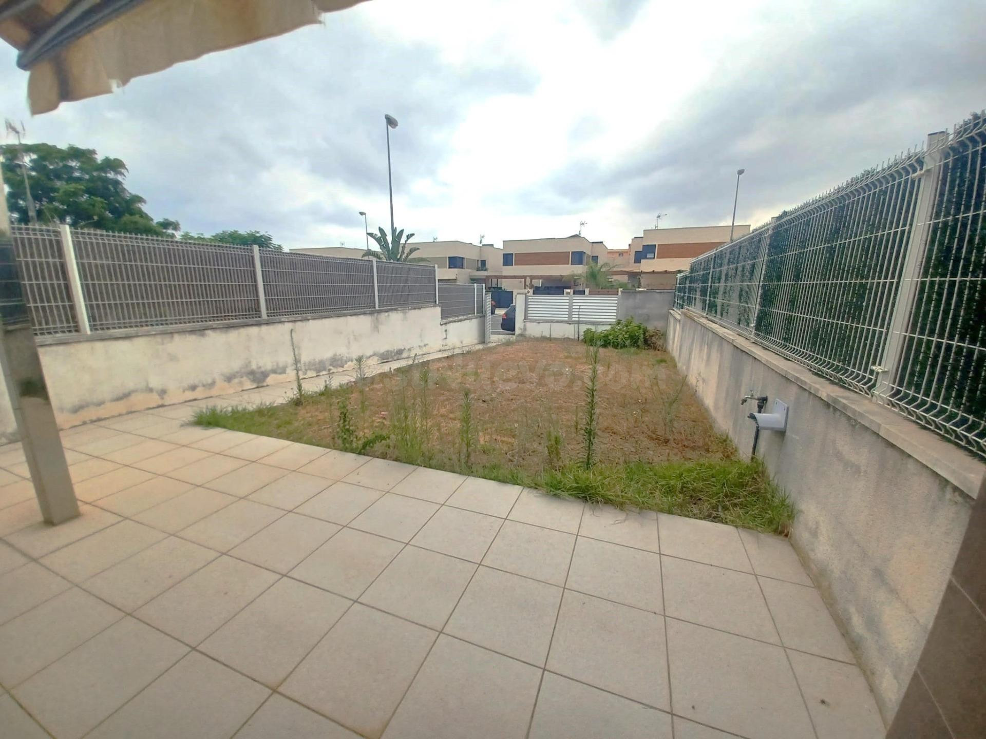 Amplio chalet adosado con piscina comunitaria en Cambrils - foto 3