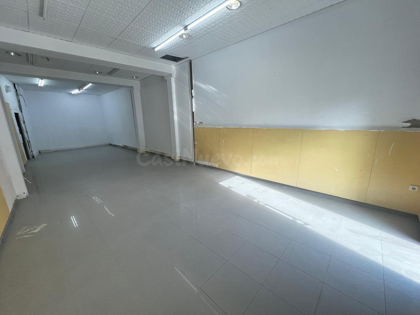 Local comercial en alquiler en la Plaça de les Fonts – Casc  - foto 3