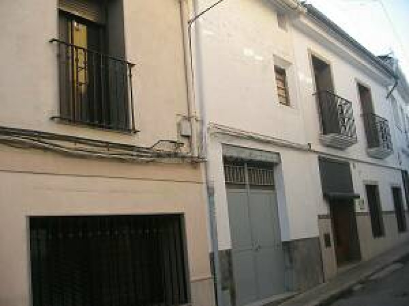 Casa de pueblo de 230 m2 a dos calles, para rehabilitar