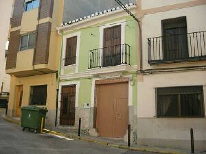Casa de pueblo de 230 m2 a dos calles, para rehabilitar - foto 2
