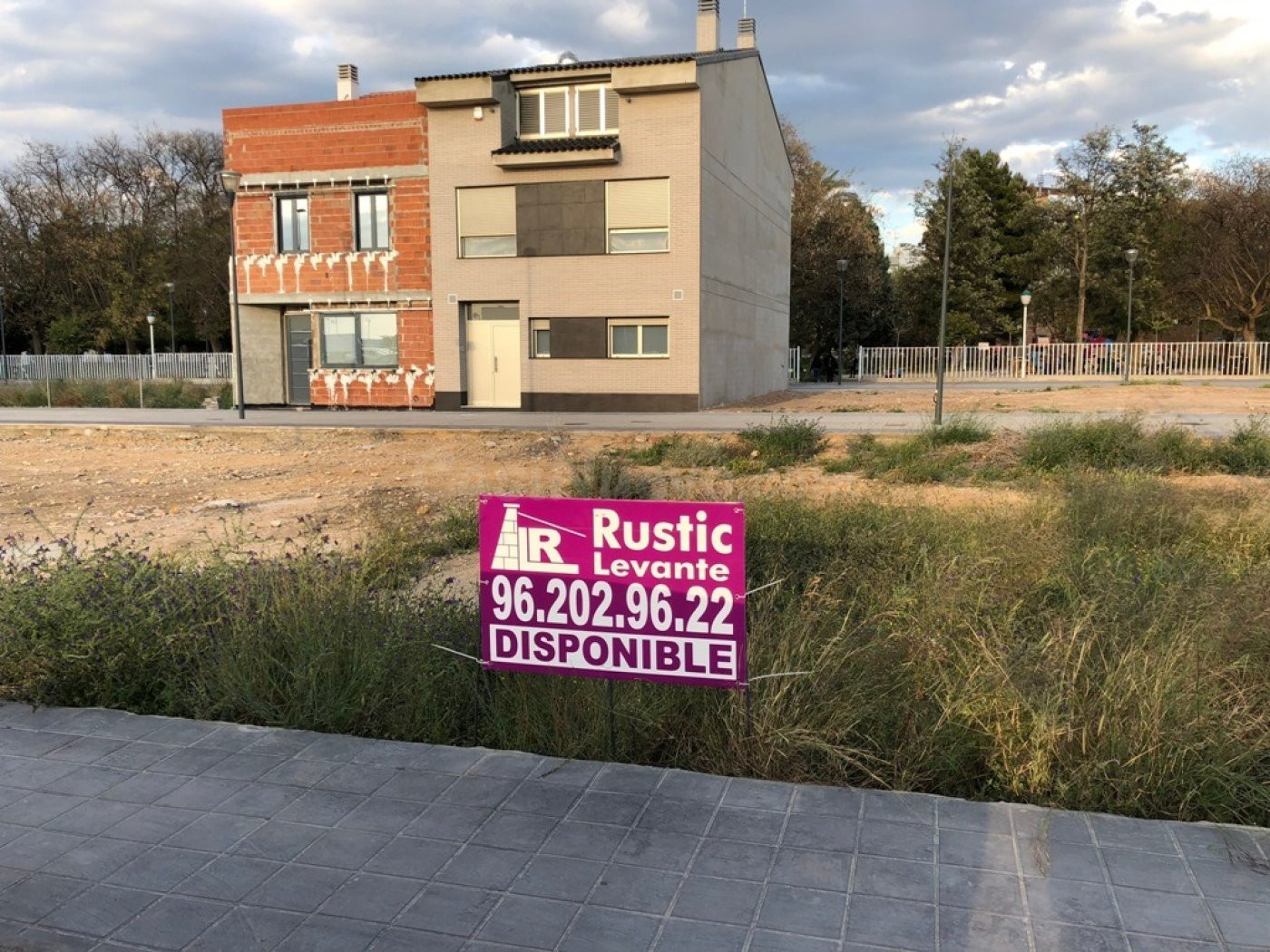 ESTUPENDO SOLAR JUNTO AL PARQUE DE LA BOMBILLA