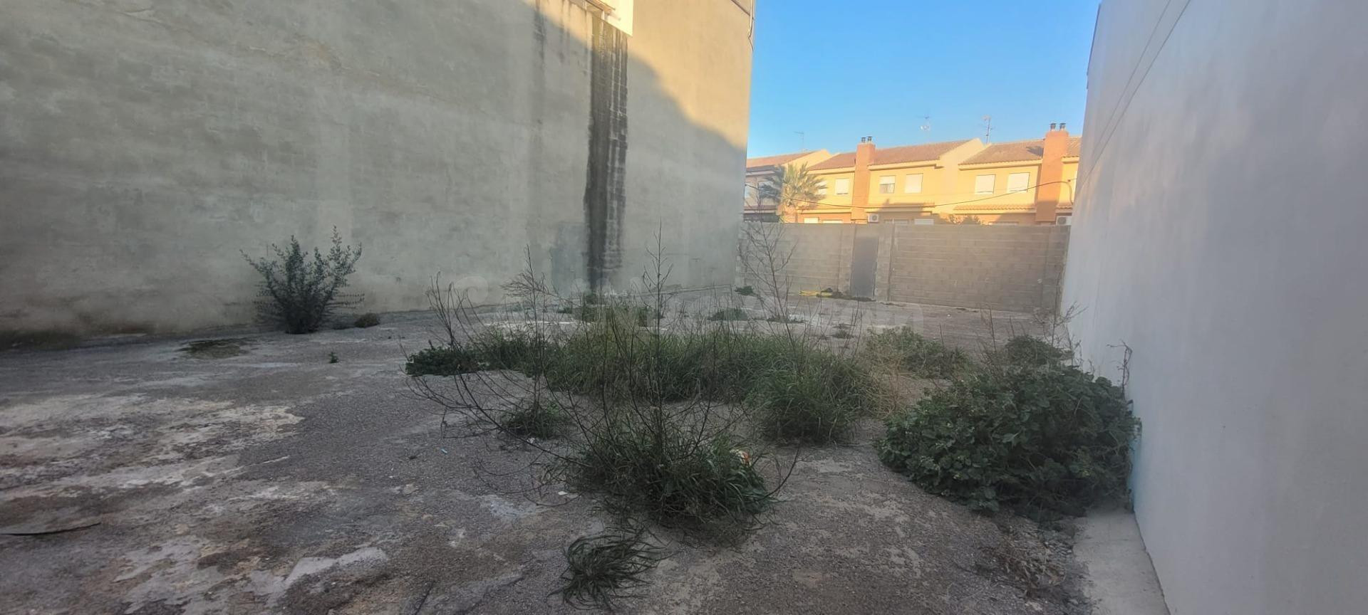 SOLAR SITUADO EN AVENIDA PRINCIPAL DE LLIRIA - foto 4