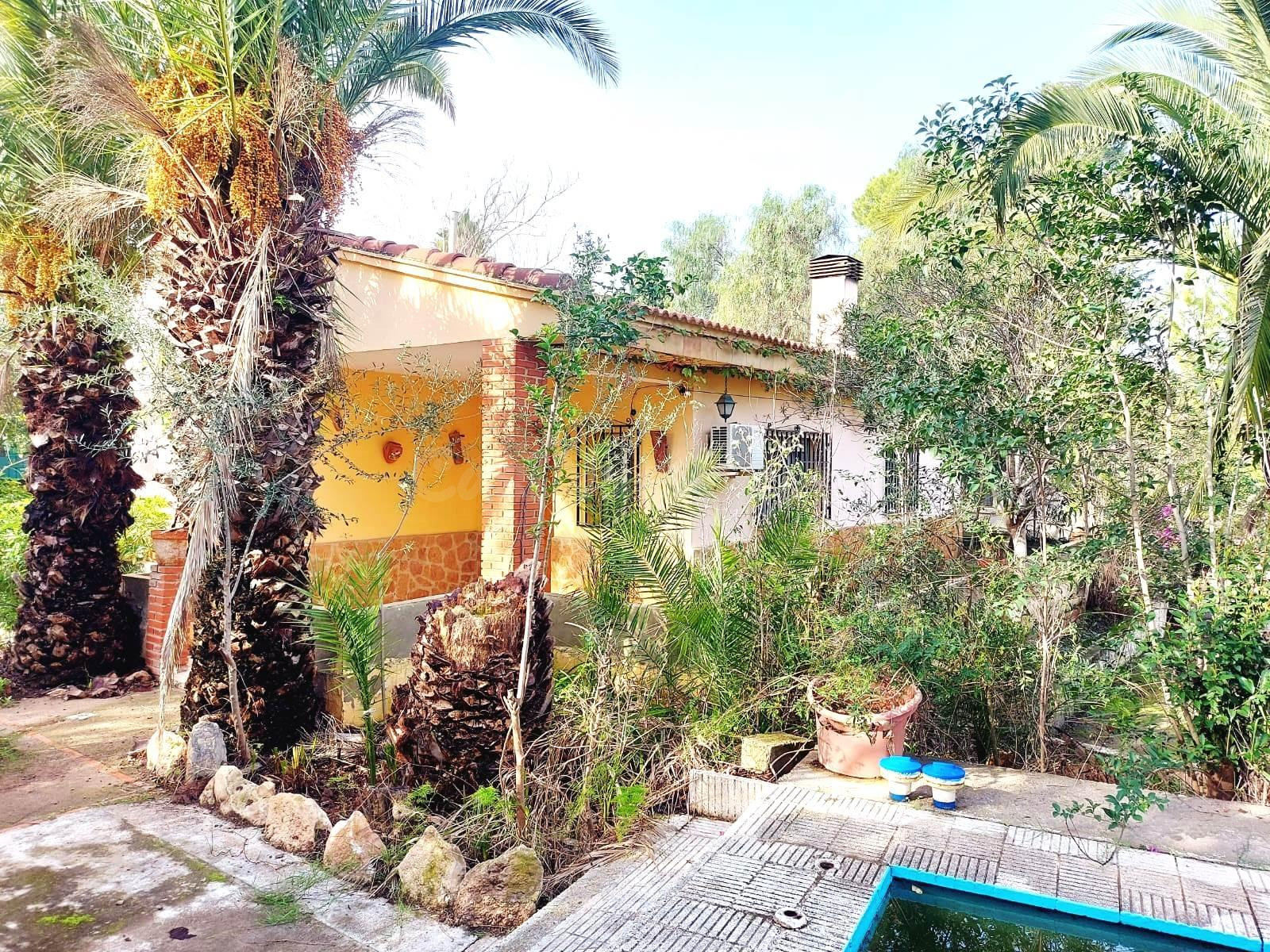 CHALET CON AMPLIA PARCELA A 3KM DE LA POBLACION Y DE LA CV 3