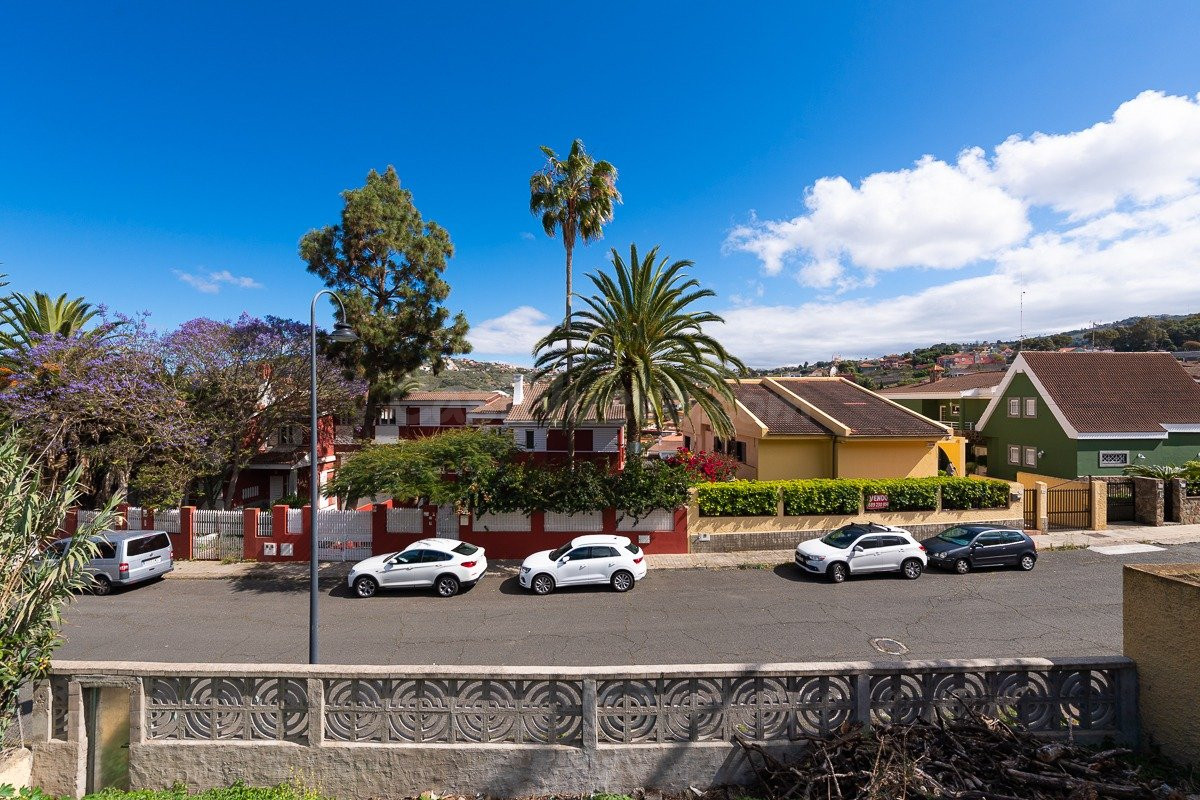 SOLAR URBANO EN SANTA BRÍGIDA (LOS ALVARADOS)