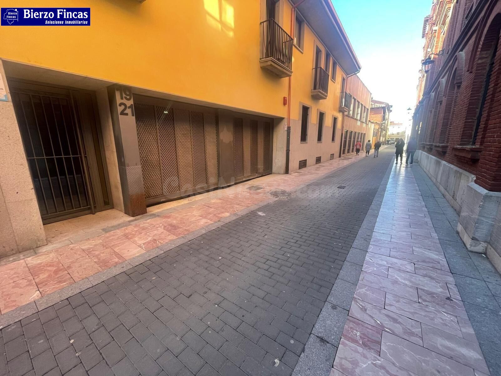 ¡ALQUILER DE PLAZAS DE GARAJE JUNTAS EN EL CENTRO DE LEÓN! ️ - foto 2