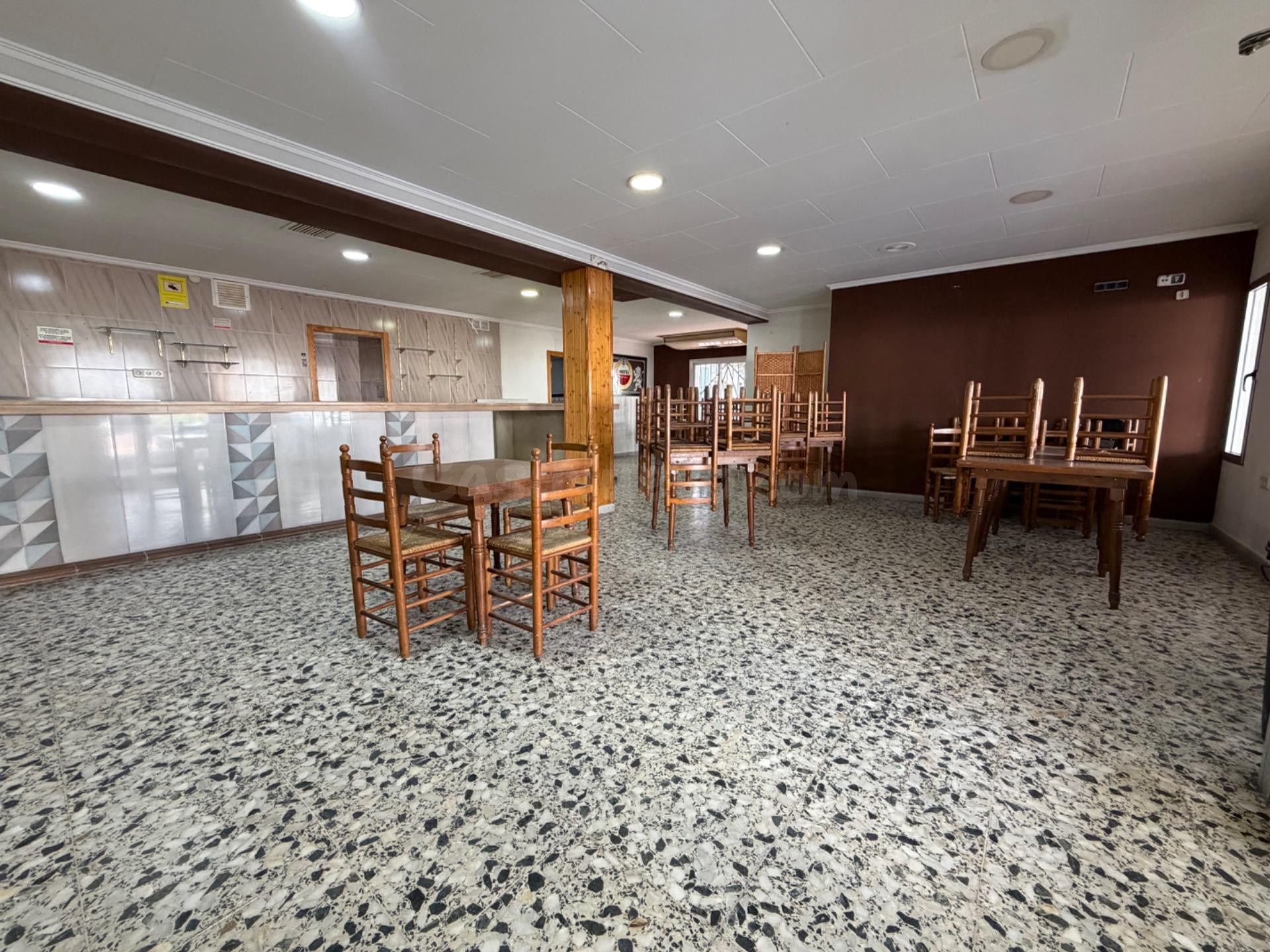 Amplio Local Comercial Ideal para Bar o Supermercado en Zona - foto 4