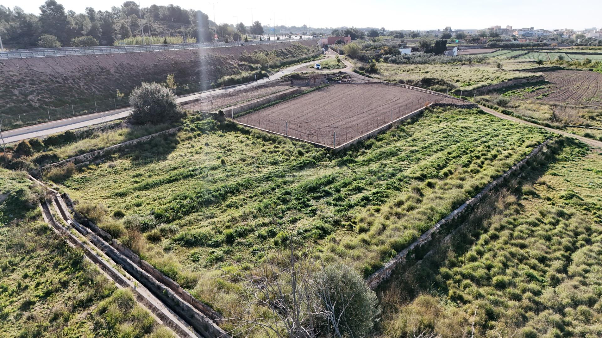 Terreno rustico, próximo a todos los servicios